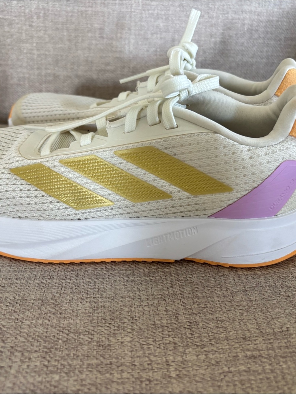 adidas Girls Cream Mesh Running Shoes with Gold Stripes and Lavender Heel